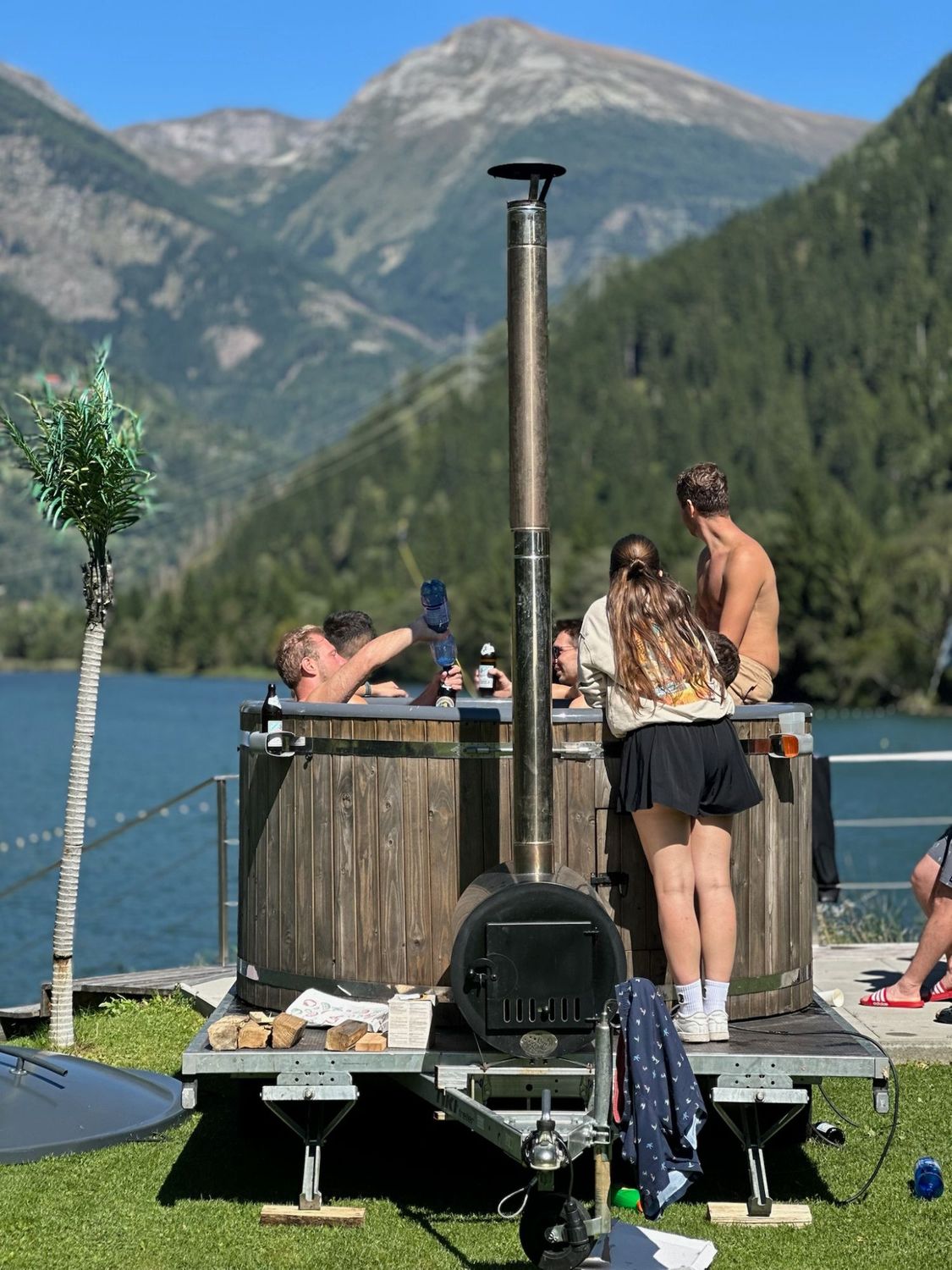 Eine Gruppe im Whirlpool am Bergsee